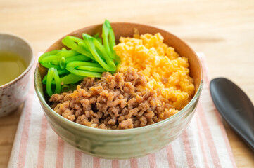 鶏そぼろ丼