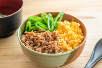 鶏そぼろ丼