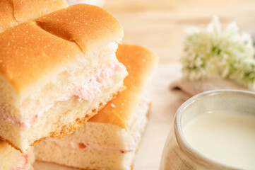 牛乳パン　イチゴクリーム