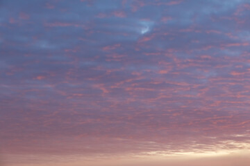 Himmel mit Wolken zum Sonnenaufgang