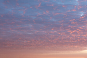 Himmel mit Wolken zum Sonnenaufgang zum austauschen