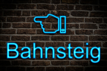 Fototapeta premium Leuchtreklame Bahnsteig