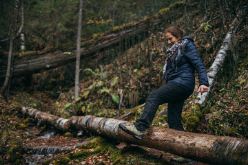 Naklejka premium Healthy retirement lifestyle. Portrait of an elderly woman in the forest.