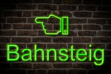Fototapeta premium Leuchtreklame Bahnsteig