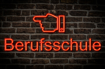 Fototapeta premium Leuchtreklame Berufsschule