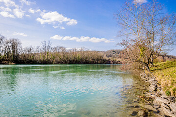 Sur les berges du Rhône à Briord