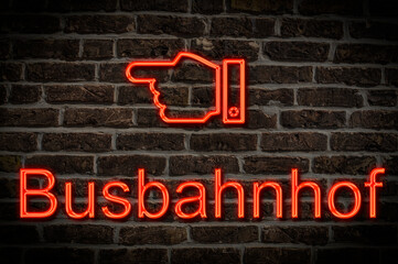 Fototapeta premium Leuchtreklame Busbahnhof