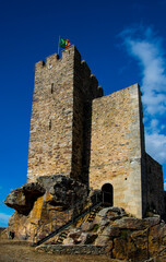 Esta torre de piedra con bandera de Portugal es lo único que queda del antiguo castillo de...