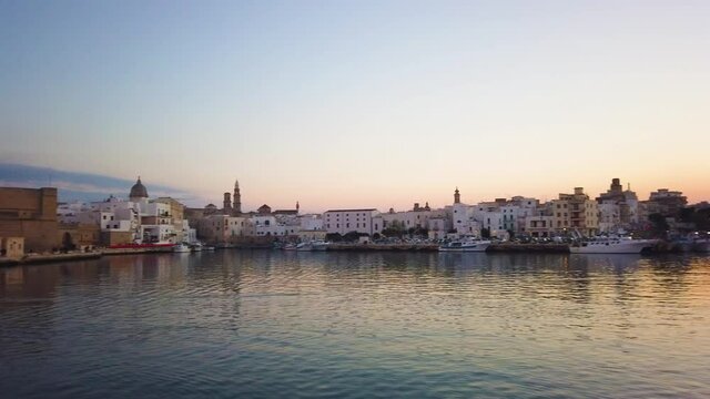  Puglia( Bari ) : veduta panoramica del porticciolo di Monopoli al tramonto