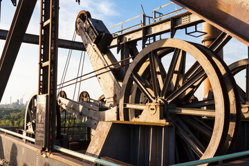 Kran mir t Umlenkrollen auf einem Hochofen