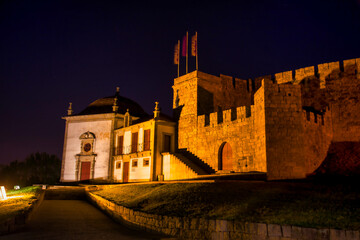 Vista nocturna de las torres, murallas y demás elementos arquitectónicos del castillo portugués...