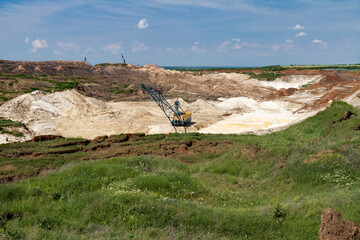 Single-bucket walking dragline excavator