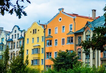 Casas tradicionales de vivos colores en la ciudad austriaca de Innsbruck, después de la lluvia