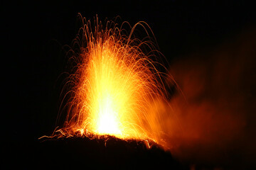 Eruption du volcan Stromboli en Sicile (Italie)