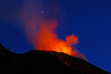 Eruption du volcan Stromboli en Sicile (Italie) © Tanguy de Saint Cyr