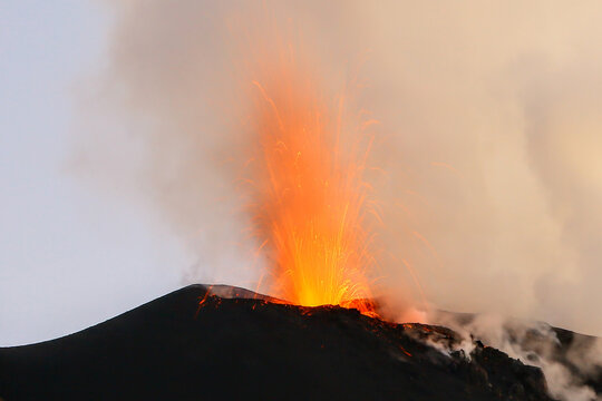 Eruption du volcan Stromboli en Sicile (Italie)