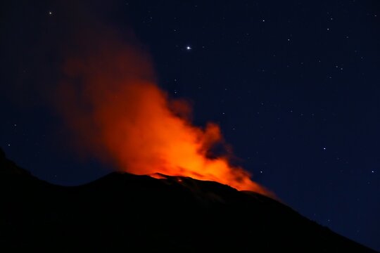 Eruption du volcan Stromboli en Sicile (Italie)