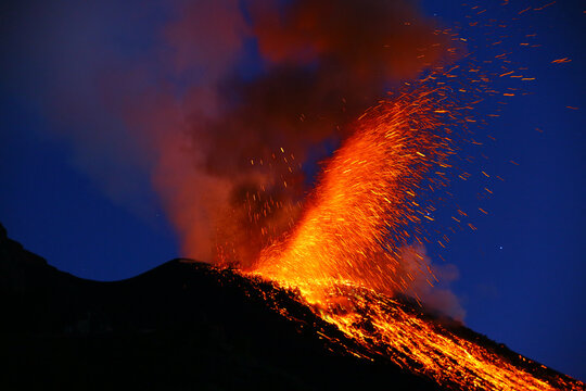 Eruption du volcan Stromboli en Sicile (Italie)