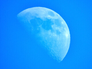 Quartier de lune en plein jour