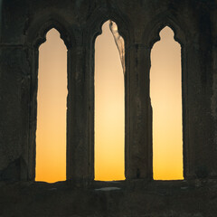 Sonnenaufgang im Fenster der Ruine Hohen Urach auf der Schwäbischen Alb