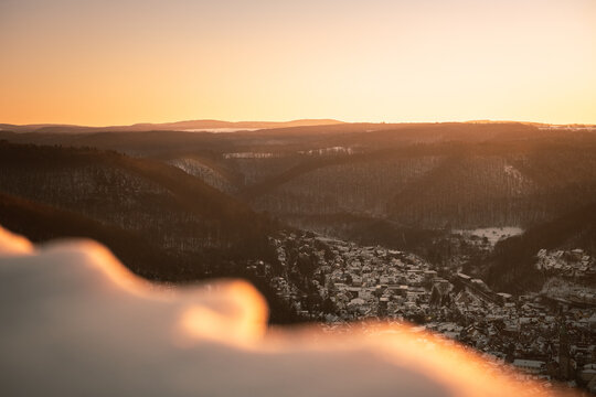 Sonnenaufgang über dem Schnee bedeckten Bad Urach