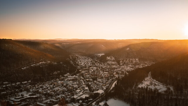Sonnenaufgang im Winter über der Schwäbischen Alb bei Bad Urach