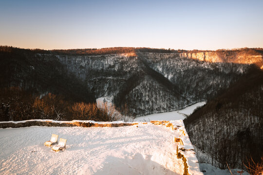 Burg Ruine Hohen Urach und der Rutschenfelsen im Winter