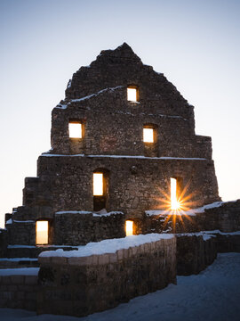 Alte Burgmauer beim Sonnenaufgang