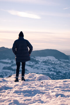 Wanderer beim genießen des winterlichen Ausblickes