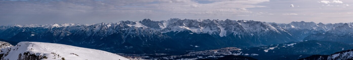 Fototapeta na wymiar Bayrisches Alpenpanorma im Winter Teil 1 vom Rofan über das Karwendel bis zum Wetterstein