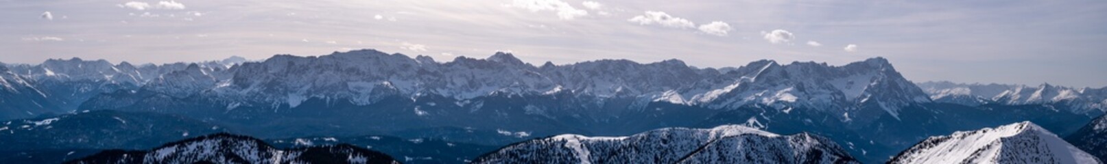 Fototapeta na wymiar Bayrisches Alpenpanorma im Winter Teil 2 vom Karwendel das Wettersteingebirge über die Zugspitze bis in die Ammergauer Berge 
