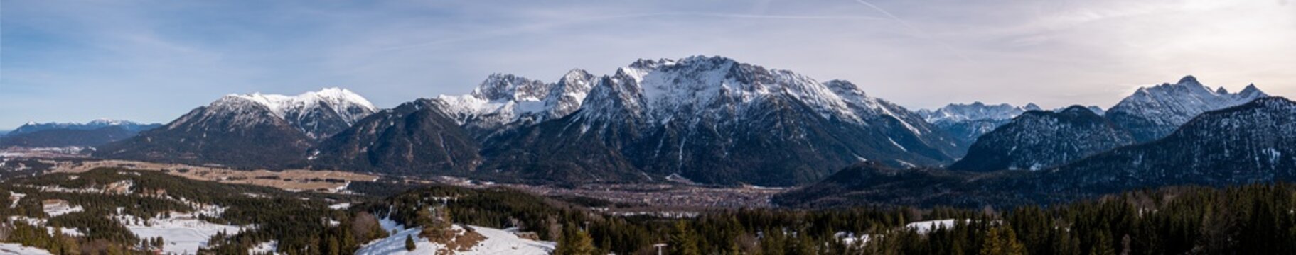 Winterpanorma Karwendelberge &uuml;ber Mittenwald von der Soierngruppe bis zur Gro&szlig;en Arnspitze