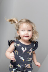 portrait petite fille blonde de deux ans