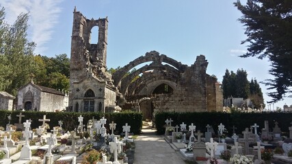 Cementerio iglesia en ruinas