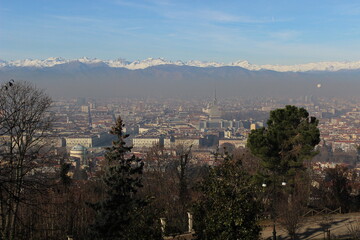Turín con contaminación y los alpes de fondo
