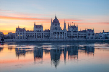 Obraz na płótnie Canvas hungarian parliament building in budapest with morning reflection