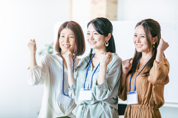 ガッツポーズする女性スタッフ・女性社員
