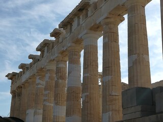 Fototapeta premium La Acrópolis de Atenas, en Grecia. Recorrido arquitectónico. Figuras humanas.