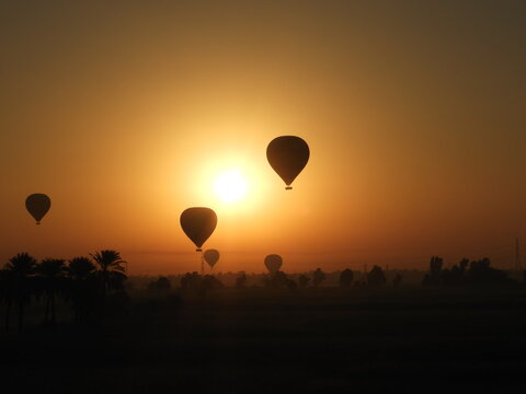 Paseo en Globo aerost&aacute;tico por Luxor, Egipto durante el amanecer.