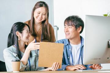 オンライン会議する男女の会社員
