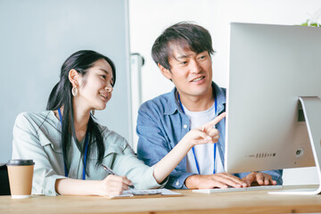 Obraz premium オフィスでミーティングする男女の会社員 