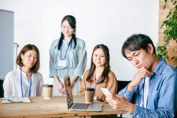 オフィスでスマホを使う会社員
