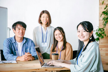 服装自由な会社で働く会社員
