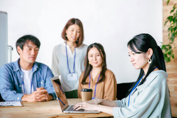 不満を抱えたビジネスウーマン
