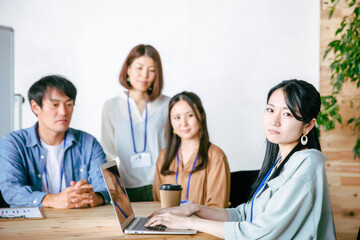 不満を抱えたビジネスウーマン
