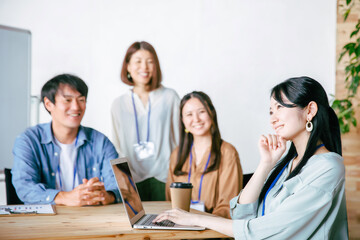 笑顔で考えるビジネスウーマン
