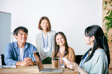 オフィスでスマホを使うビジネスウーマン
