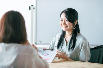 服装自由な会社で働く会社員
