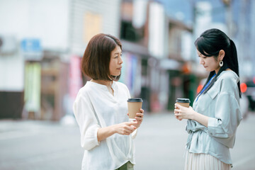 上司に怒られる部下の女性
