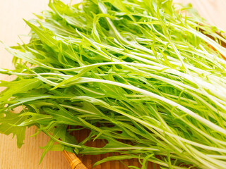 竹ざるの上の水菜